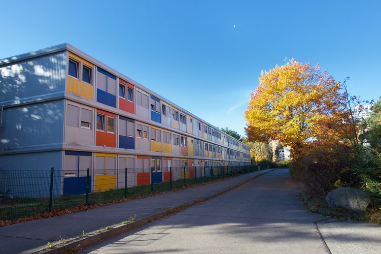 Unterkunft für Geflüchtete aus übereinander gestapelten Wohncontainern