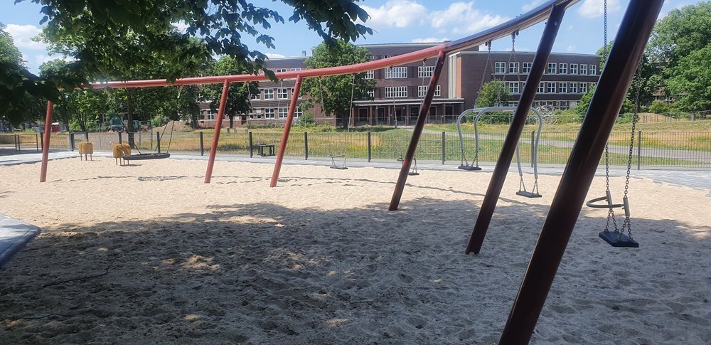 Bilder der großen Schauelanlage mit vielen Schaukeln