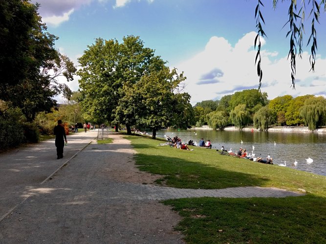 Blick auf die Uferpromenade am Urbanhafen