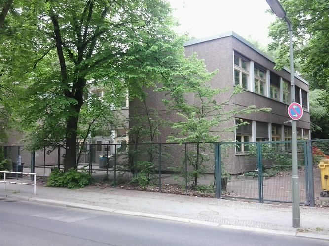 Außenansicht des Unterrichtsgebäudes