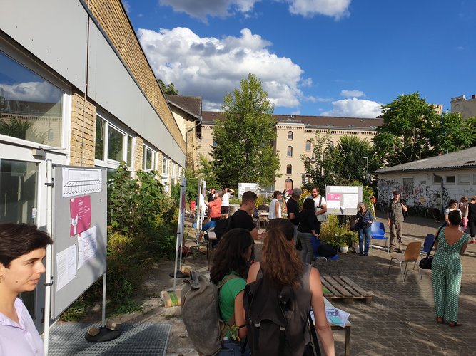 Bild vom Menschen auf dem Rathausblockgelände vor dem Kiezraum