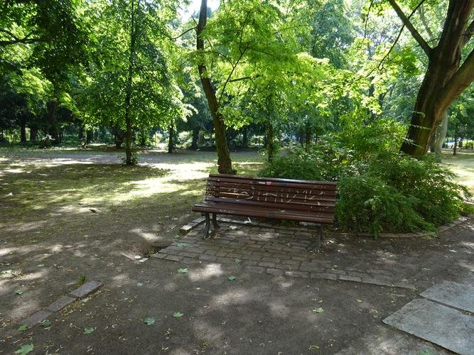 Foto von einer Bank in einer Grünfläche