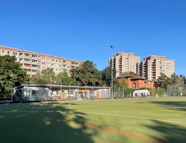 Bestandsgebäude, im Hintergrund Gebäude des Ernst-Thälmann-Parks