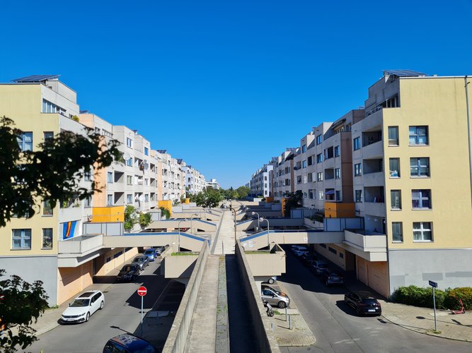 High-Deck-Ebene mit Wohnbebauung rechts und links