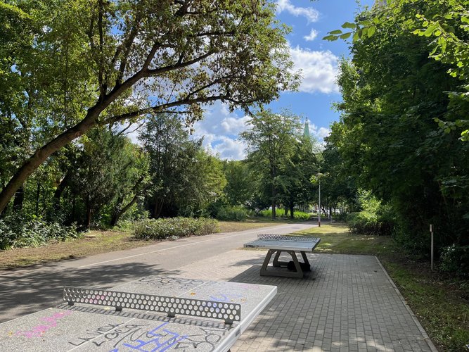 Tischtennisplatten stehen neben dem neuen Radweg