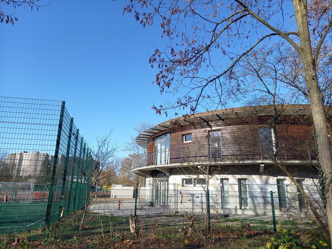 Randbereich des Stadions mit dem UFO Jugenclub nebenan