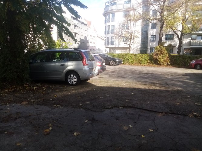 Eine Brachfläche mit geparkten Autos.