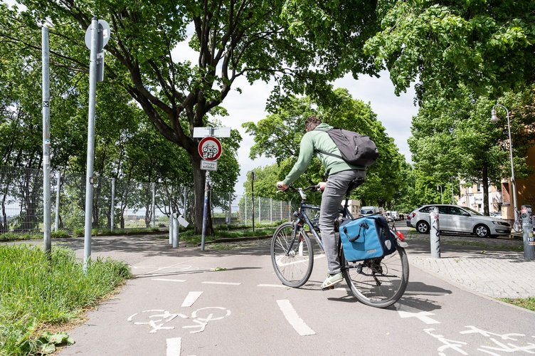 Fahrradfahrer fährt auf der Oderstraße