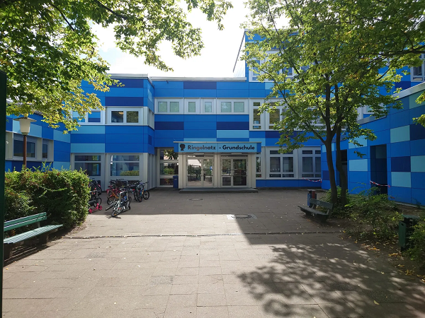 Sanierte Schule außen