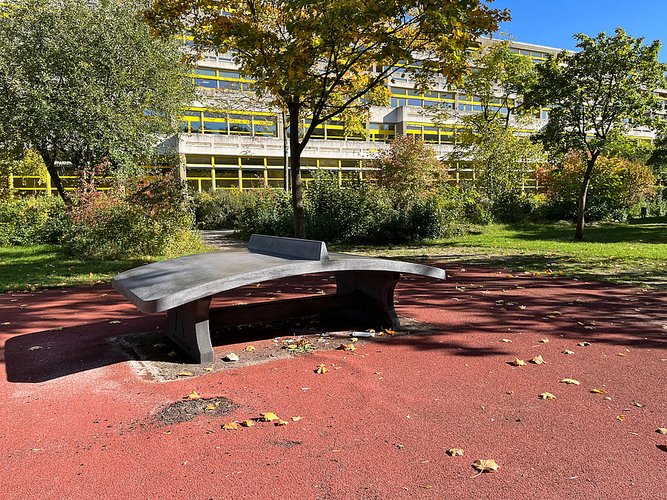 Foto vom unsanierten Schulhof