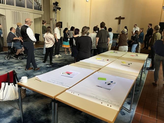 Menschen auf der Akteurskonferenz