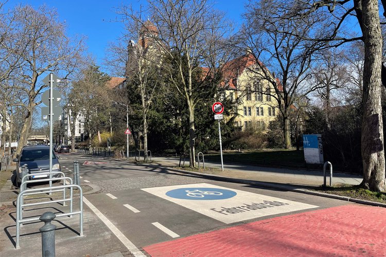 Die Handjerystraße mit breit angelegter Fahrbahnmarkierung als Fahrradstraße