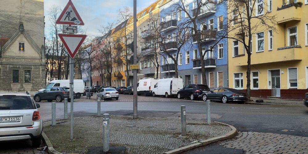 Kreuuzung und parkende Autos