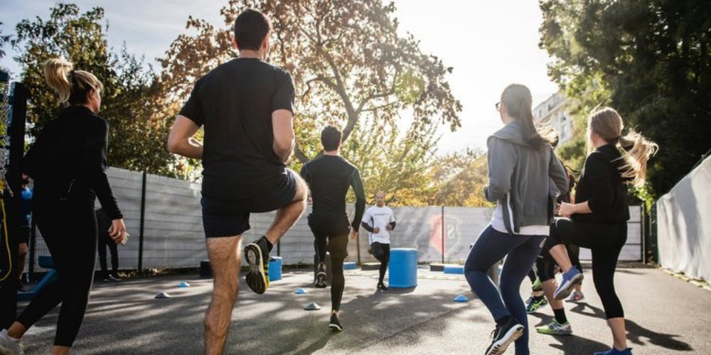 Menschen beim Sport machen draußen, Bäume im Hintergrund