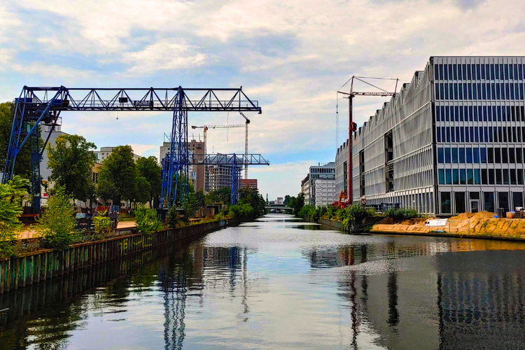 Foto Schifffahrtskanal mit Neubau auf der rechten und Kran auf der linken Seite