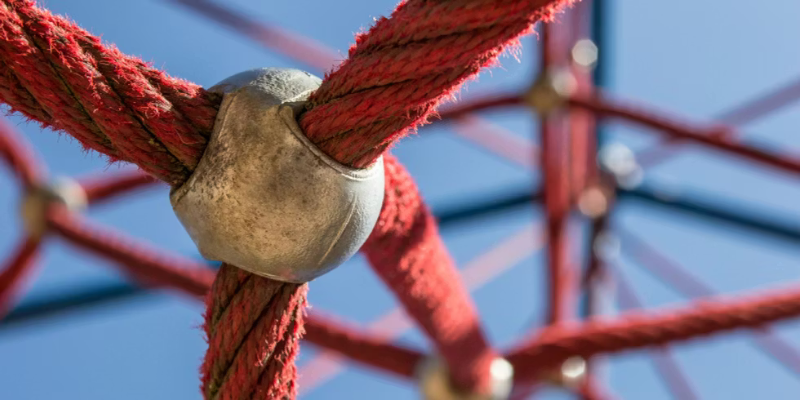 Rote Seile einer Kletterspinne