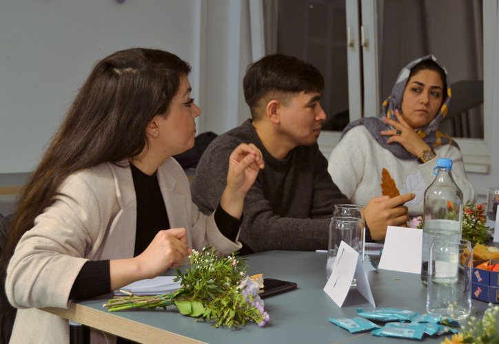 Gruppe von Menschen, die das Bewohnendenkomitee bilden