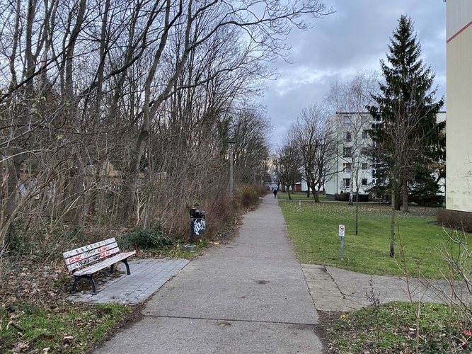 Blick auf unsanierten Weg der sogenannten "Nordpromenade"