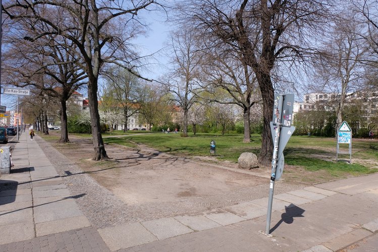 Grünfläche vor der Aufwertung