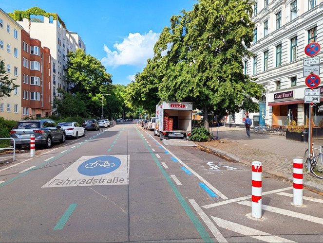 Ein belebter Platz mit Menschen im Kiez.