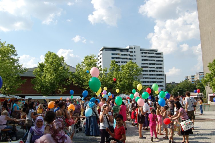 Menschen beim Fest auf dem zentralen Lipschitzplatz