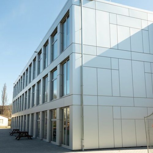 Neues Gebäude der Schule