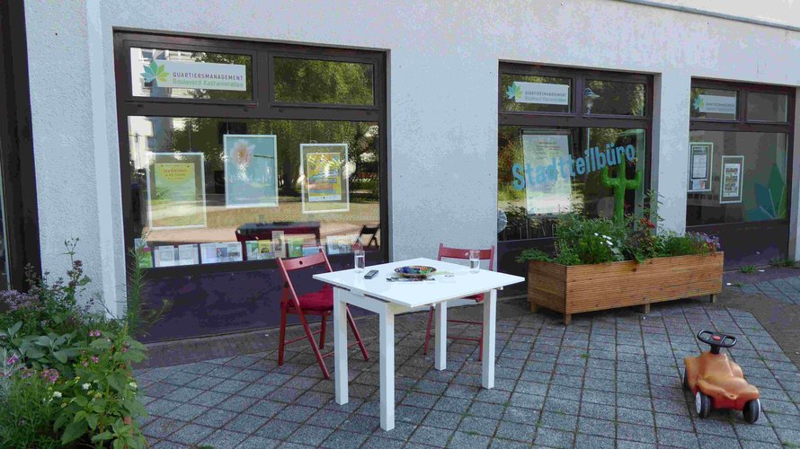 Sprechstunde vor dem Stadtteilbüro.