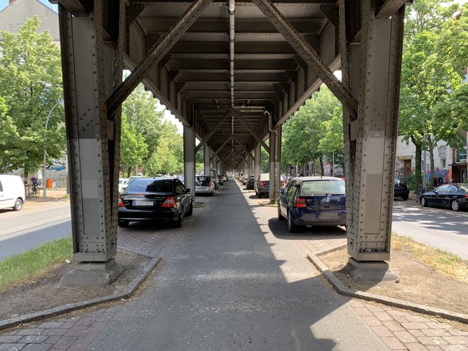 Das Bild zeigt das Hochbahn-Viadukt der U-Bahn-Linie 1.