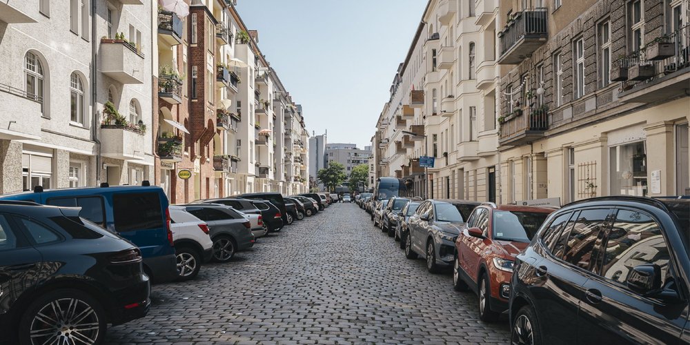 Berliner Altbaustraße mit parkenden Autos am Straßenrand