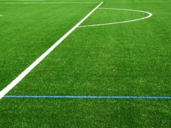 Ausschnitt eines Kunstrasens mit Spielfeldmarkierungen