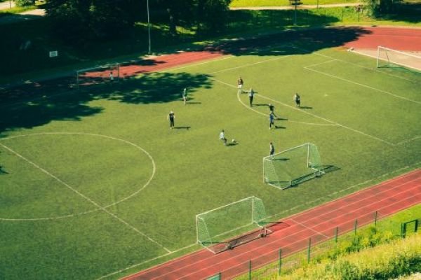 Bild von einem Sportplatz von schräg oben