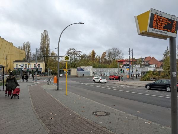 Eine Haltestelle der BVG vor einer Straße