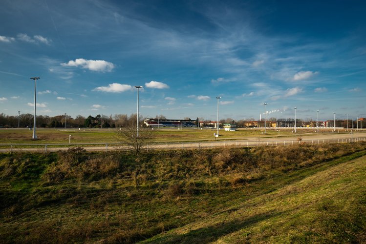 Seitliche Ansicht der Trabrennbahn Karlshorst