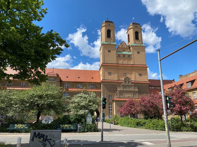 Blick auf das Ensemble VHS / Kirche zum Vaterhaus