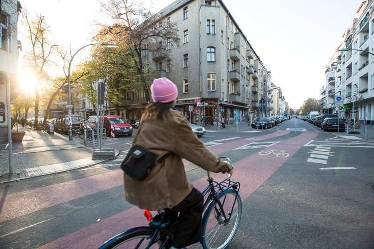 Fahrradfahrerin von hinten