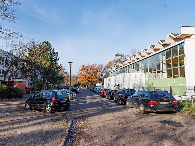 Blick in Richtung Pankepark, links Kita, rechts die Sporthalle Hufeland-Schule