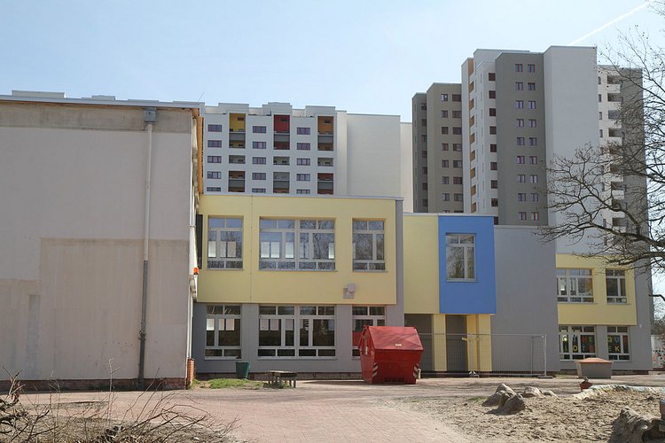 Ein Foto der Märkischen Grundschule mit einem Container auf der Schulhoffläche