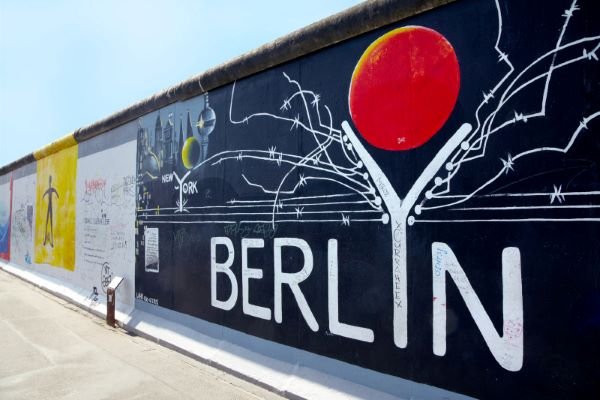 Foto der Berliner Mauer mit Berlin-Schriftzeichen
