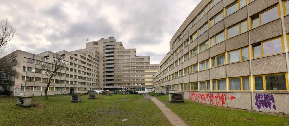 Ansicht auf zentrale Gebäude des Hafenplatzes vom Hof aus.