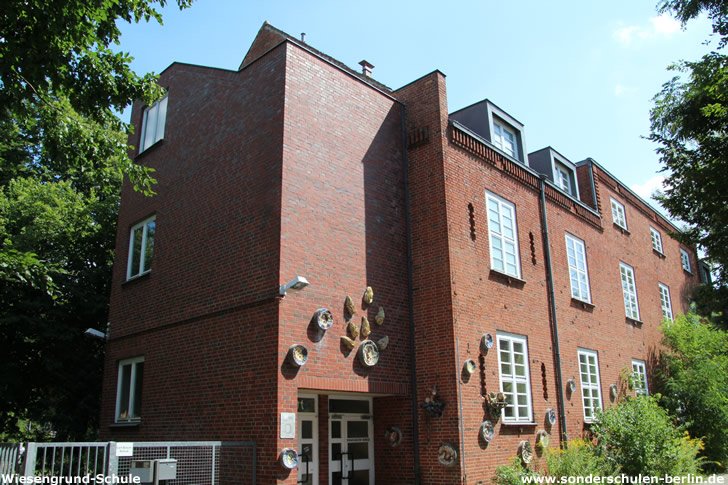 Foto des Schulbebäude der Wiesengrundschule