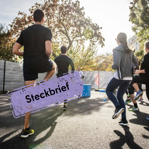 Menschen beim Sport machen draußen, Bäume im Hintergrund