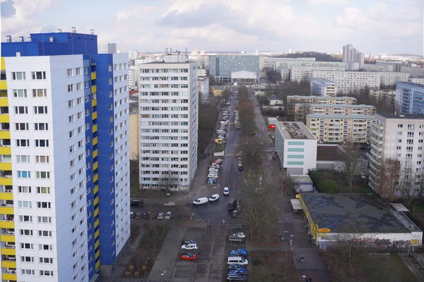 Die Schillingpromende in Vogelperspektive: Eine Straße mit Gebäuden