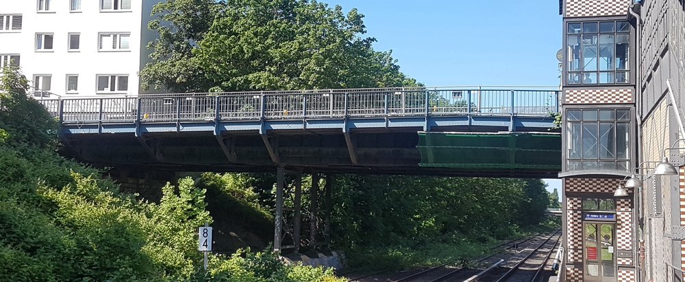 Bild zeigt die Moltkebrücke von Bahnsteig aus.