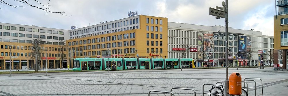 Zu sehen ist der leere Alice-Salomon-Platz in Hellersdorf.