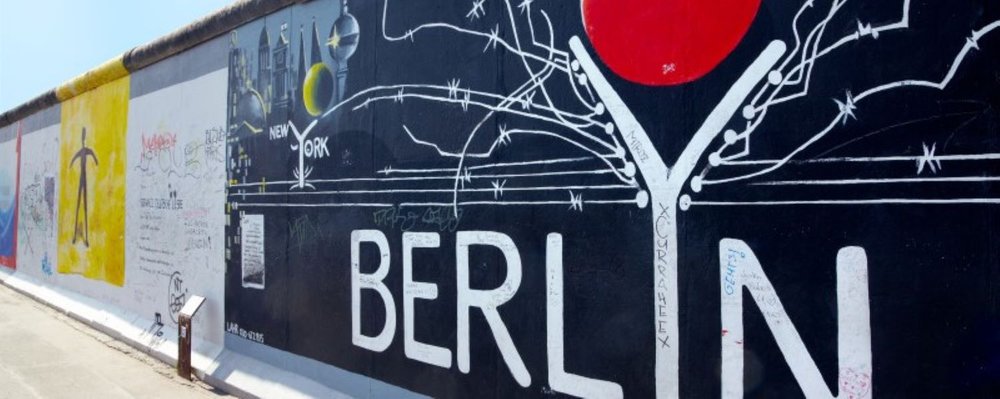 Foto der Berliner Mauer mit Berlin-Schriftzeichen