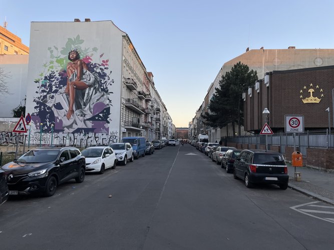 Blick entlang der Lübecker Straße - Breite Straße, geparkte Autos, Streetart
