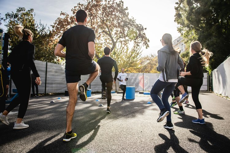 Gruppe Menschen beim Sport treiben im Freien