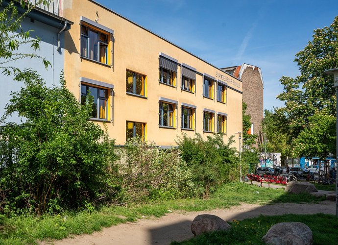 Blick auf den unteren Schulhofbereich entlang des Sasarsteiges