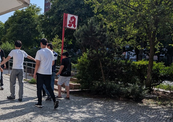 Jugendliche auf dem Gehweg entlang der Alten Hellersdorfer Straße
