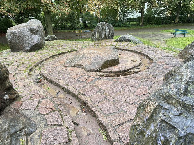 Aktuelle Ansicht Wasserelement mit Steinen